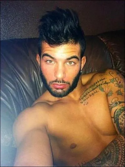 Le nom de cet homme est ...