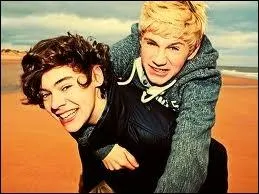 Qui a les cheveux boucls ?