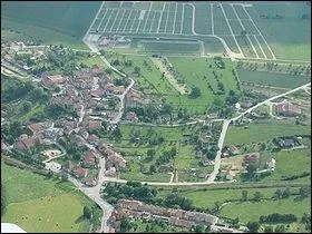 J'arrive en Lorraine, le nom de cette ville ressemble normment  un verbe, quel est le nom de la ville ?