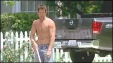 De quelle couleur est l'ponge d'Edie lorsqu'elle lave sa voiture ?