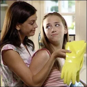 De quelle couleur est le frisbee avec lequel Susan et Julie jouent ?
