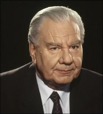 Cet autodidacte n  Loudun dans la Vienne, fut plusieurs fois ministres puis Prsident du Snat sous la 5me Rpublique... .