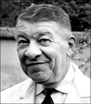 Avec plus de deux cents films  son actif, cet acteur n  Celles-sur-Belle en Deux-Svres, est l'un des seconds rles  masculins les plus reprsentatifs du cinma franais... .