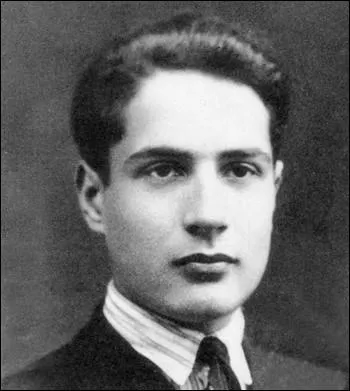 Pour finir, reconnaissez-vous ce jeune homme n  Jarnac, qui deviendra plus tard notre 21me prsident de la Rpublique ?