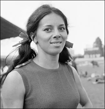 Ne  St-Georges-de-Didonne (17), elle s'est illustre aux J. O. de Mexico en 1968 en remportant la mdaille d'or du 400 mtres ... .