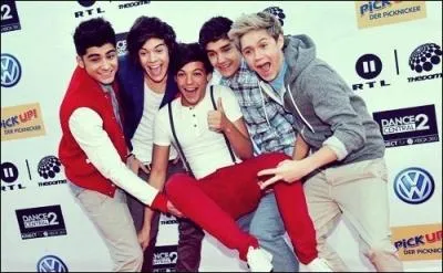 Qui a un tatouage dans la nuque qui reprsente une fougre ?