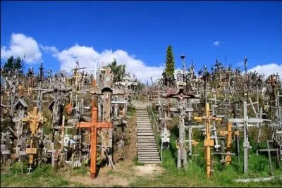 La Colline des Croix, est un lieu de plerinage catholique. Au nord de quel pays est-il situ ?