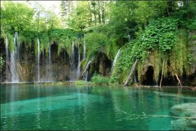 Plitvice est l'une des plus belles rserves naturelles d'Europe, fruit de l'rosion. Quel pays europen possde cette beaut ?