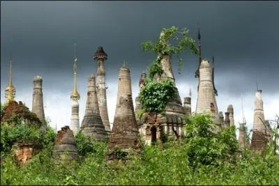 Dans quel pays peut-on admirer ces tranges stupas en forme de cloches ?