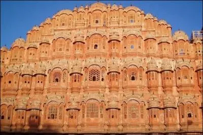 Avec plus de 900 fentres, l'impressionnante faade du Palais des vents justifie  elle seule un sjour dans cette grande ville de l'Inde. De quelle ville s'agit-il ?