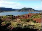 C'est un grand lac (750 ha) de barrage, entour de collines  la terre rouge,  environ 50 km de Montpellier. Quel est ce lac apprci pour ses poissons de belle taille ?