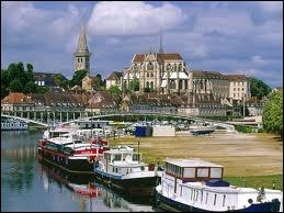 Je commence cette promenade Bourguignonne par une visite de la ville d'Auxerre, o les habitants se nomment les ...