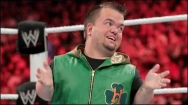 Aujourd'hui, le catcheur le plus petit est Hornswoggle.