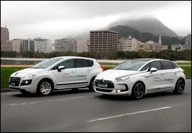 Quelles sont les 2 marques de voitures sur la photo ?