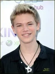 Quel est le prnom du garon dans la srie ?