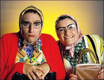 Accoudes  leur fentre, elles disent du mal de toutes leurs voisines. Nicole Avezard ouvrit l'il  Savigny-sur-Orge et Dominique de Lacoste  Villefranche-sur-Sane dans les dpartements :