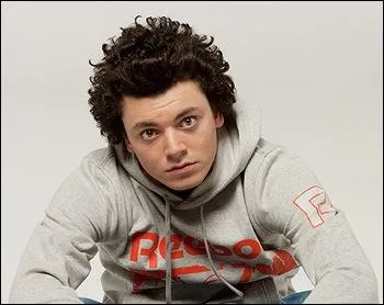 Il est natif de Paris. Reconnaissez-vous ce jeune humoriste qui se consacre à la série Soda depuis juillet 2011 ?