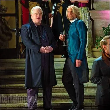 Sur cette photo, Haymitch Abernathy est en pleine conversation avec Plutarch Heavensbee. Mais qui est exactement ce dernier ?