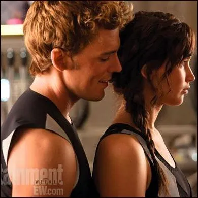 Katniss retourne dans l'arne, une seconde fois. Elle rencontre ce jeune homme, Finnick, qui semble tre trs sr de lui ! Que pouvez-vous me dire  son sujet ?