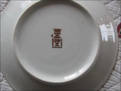 Assiette produite à la faïencerie de Mehun-sur-Yèvre.