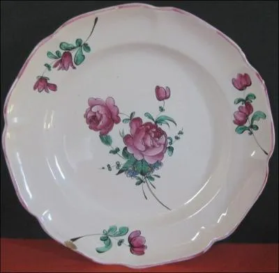 Assiette du 19e sicle produite par les faenceries de la commune dont le chteau est appel le  Versailles Lorrain .