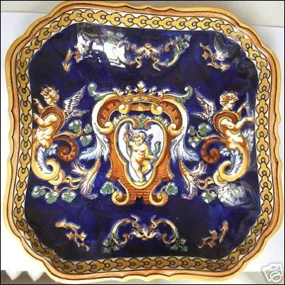 Assiette en faence de style renaissance italienne avec rinceaux, amours et chimres. Visitez la faencerie la plus renomme au XIXe sicle.