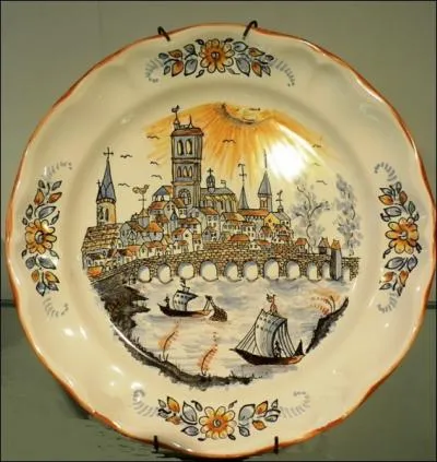 Assiette peinte  la main, XVIIIe sicle. Cette faence polychrome prsente une vue de Nevers.