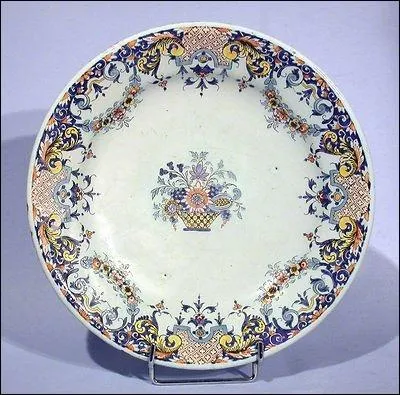 Assiette en faence de Rouen. Le dcor au panier fleuri est du 18e sicle. O se situe Rouen ?