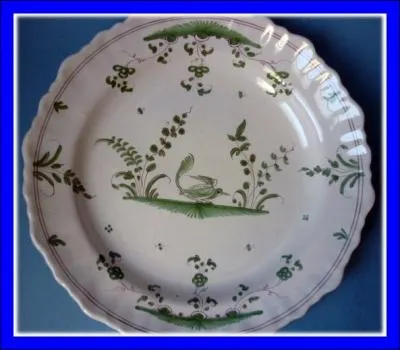 Superbe assiette au dcor d'oiseau fantastique en camaeu vert et manganse d'une trs grande finesse. XVIIIe sicle. C'est une production de Moustiers Sainte-Marie. O se trouve cette commune ?