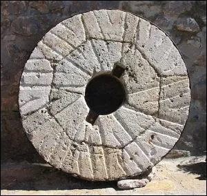 L'illard est un trou par lequel passe l'arbre de la roue d'un moulin. Retrouvez le nom synonyme.