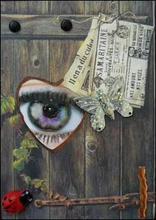 Cette expression date de la fin du XIXe sicle, mais il n'est pas ncessaire de la prendre au pied de la lettre puisqu'il s'agit d'assister en douce  une scne rotique !