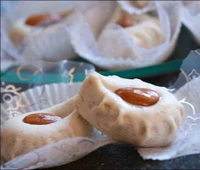 300g de farine, 80g de beurre fondu clarifi, 1 pince de sel, eau, 1c  soupe d'eau de fleur d'oranger, 300g de poudre d'amandes non mondes et grilles, 100g de sucre pour 1 douceur orientale :