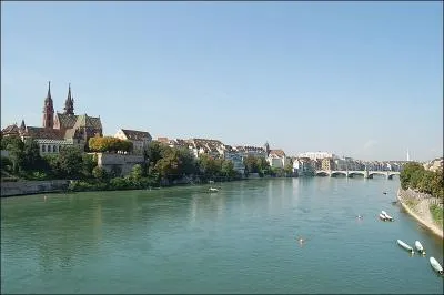 Au dbut du 14e sicle, en 1303, une terrible scheresse frappe l'Europe, elle restera dans les annales de l'histoire, on peut franchir le Rhin  pied !