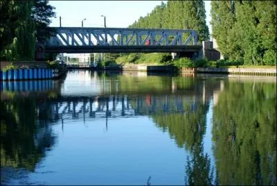 La ville est traverse par deux cours d'eau qui confluent sur son territoire. L'un est la Rhnelle et l'autre...