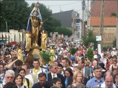 Depuis plus de mille ans une procession a lieu en septembre tout autour de la ville pour remercier la Vierge Marie qui la protgea d'une pidmie de peste en 1008. Comment s'appelle cette procession ?