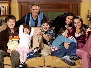 Comment s'appelle la petite soeur de Lizzie et Casey ?