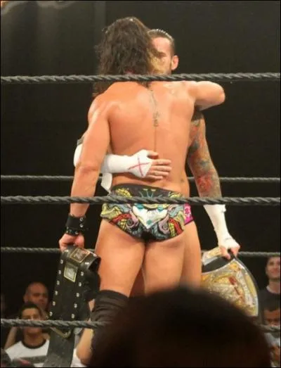 Qui CM Punk sert-il dans ses bras ?