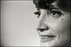 Quelle est cette présentatrice de "Discorama" des années 60, à la voix sensuelle et au regard de braise, qui comme par hasard, disparaît des écrans avec l'élection de Giscard d'Estaing ?