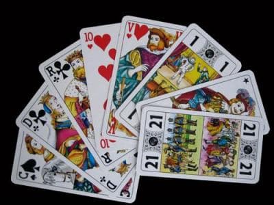 Un jeu de tarots comprend combien de cartes ?