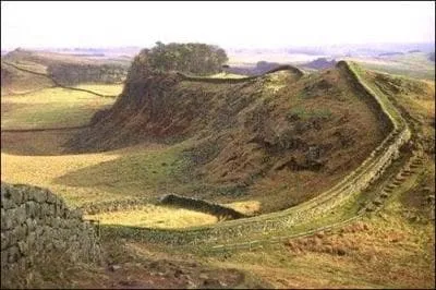 Dans quel pays se trouvent les vestiges du mur d'Hadrien ?