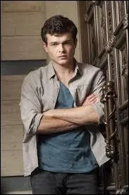 Au dbut, on le voit sortir avec une fille, assez populaire, crneuse. Qui est-il ?