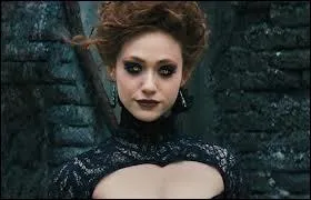 Je suis la cousine de Lena; avant que je sois tombe dans les tnbres, j'tais comme  la soeur  de Lena. Qui suis-je ?