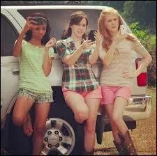 Je suis populaire. Dans cette photo, je suis  gauche. Je dteste Lena. Comment je me nomme ?