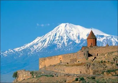 Le Mont Ararat y est la frontire naturelle entre l'Europe et l'Asie.....