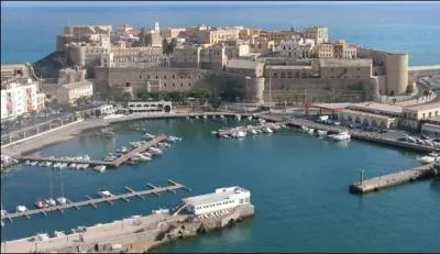 2 villes (Ceuta et Melilla) et un archipel (les Canaries) composent mon territoire africain.