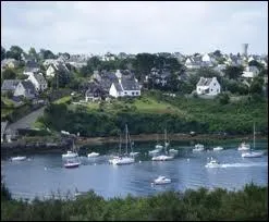 Quel dpartement breton est arros par l'Aber-Benot, en sachant qu'il longe les villes de Plabennec ou de Lannilis ?