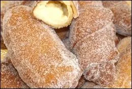 Prparer la crme ptissire : porter le lait et la vanille  bullition. Mlanger les ufs, le sucre et la Mazena. Verser le lait puis remettre le tout dans la casserole. Tournez et fourrez les :