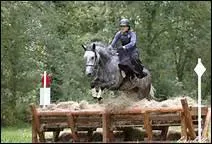 Dans quelle position aborde-t-on les obstacles sur le cross ?