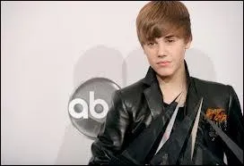 En quelle anne a-t-il obtenu le prix de l'artiste de l'anne aux American Music Awards ?