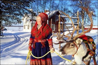 Cette femme porte le costume traditionnel lapon et pose devant une maison en bois. Où situez-vous la Laponie ?